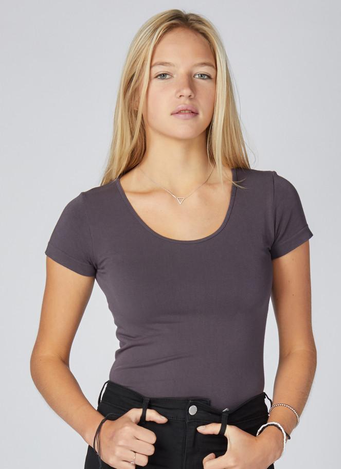 c'est moi bamboo seamless women's clothing line. cest moi seamless clothing. best basics. best CAP sleeve scoop top. Buy at Lousje & Bean Boutique in St. Catharines