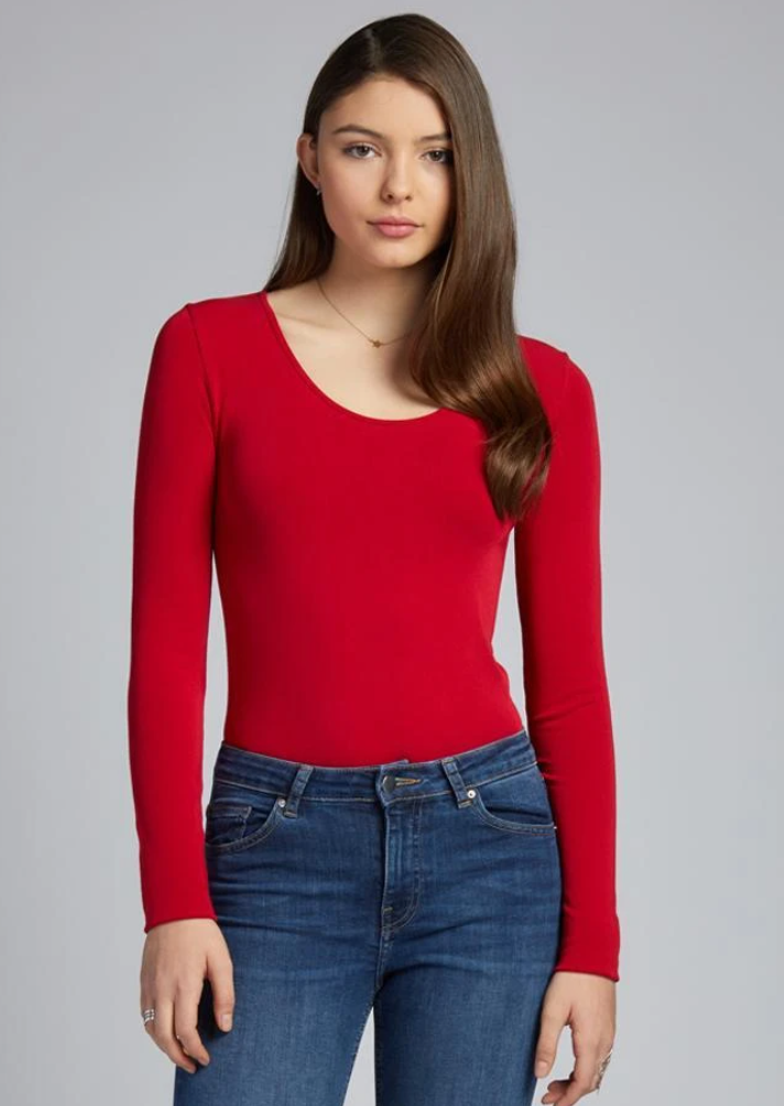 c'est moi bamboo seamless women's clothing line. cest moi seamless clothing. best basics. best long sleeve scoop top in chili pepper red